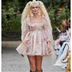 Selkie renaissance girl - puff dress